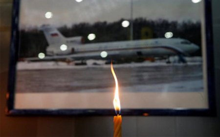 Một ngọn nên được thắp lên trước bức ảnh máy bay TU-154, để tưởng niệm các nạn nhân thiệt mạng trong vụ tai nạn.